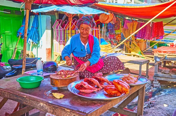 Vendedor sênior no mercado Taunggyi, Mianmar — Fotografia de Stock