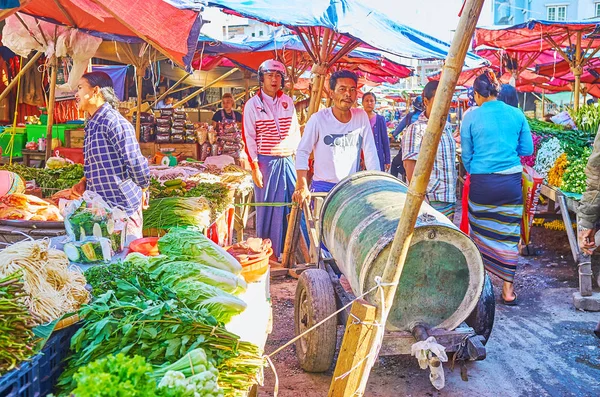 De Porter met vat, Taunggyi Market, Myanmar — Stockfoto