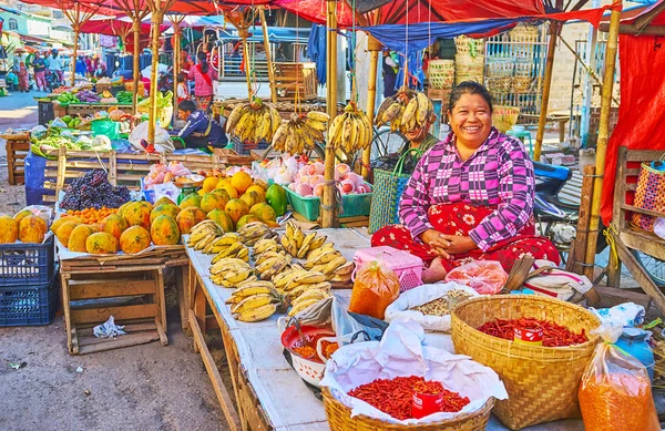 Vendedor de frutas sorridentes, mercado Taunggyi, Mianmar — Fotografia de Stock