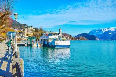 St Wolfgang, Salzkammergut, Avusturya'da göl kenarında yürüyüş