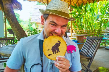 Turist kafede kurabiye yiyor, Chiang Mai, Tayland