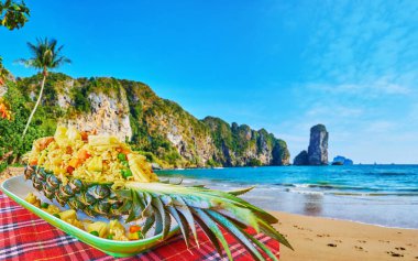 Monkey sahilde Tay ananas kızarmış pilav, Ao Nang, Krabi, Thail