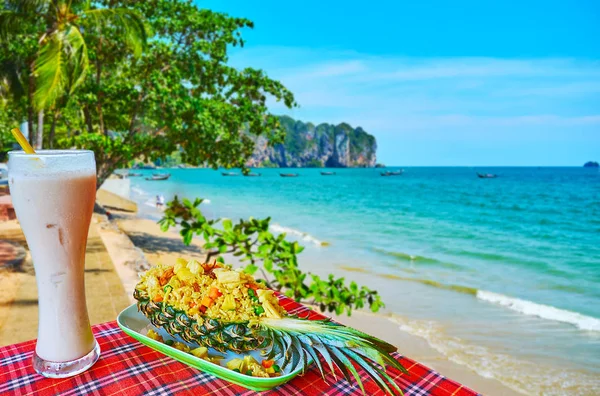 Vacsora Ao Nang partján, Krabi, Thaiföld — Stock Fotó