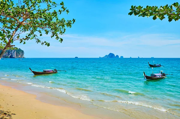 De longtail Boats bij Ao Nang Beach, Krabi, Thailand — Stockfoto