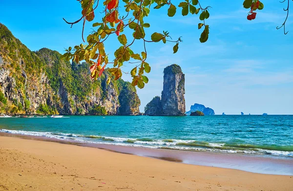 Relax sulla spiaggia delle scimmie, Ao Nang, Krabi, Thailandia — Foto Stock