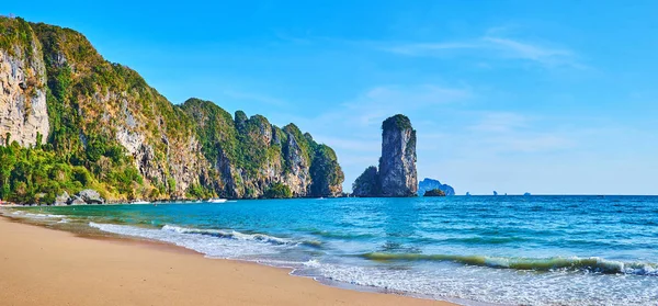 Walk the Monkey Beach in Ao Nang, Krabi, Thailand — Stockfoto
