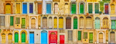 Renkli Malta kapıları