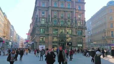 Viyana, Avusturya - 18 Şubat 2019: Graben, 18 Şubat'ta Viyana'da çok sayıda histroik yapıya, butike ve restorana sahip, ana simgesel yapıyı birbirine bağlayan popüler bir turistik caddedir.