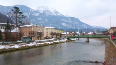 Bad Ischl, Avusturya - 20 Şubat 2019: 20 Şubat'ta Bad Ischl'de Traun Nehri'ni yürüyün ve bereketli tarihi şehir evleri, villalar ve Elizabeth köprüsünün manzarasının keyfini çıkarın