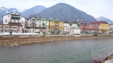 Bad Ischl, Avusturya - 20 Şubat 2019: Traun Nehri'nin eski şehir merkezi ve kıyıları, 20 Şubat'ta Bad Ischl'de, simge yapıların ve turistik mağazaların keyfini çıkarabildiği tembel yürüyüşler için mükemmel yerler.