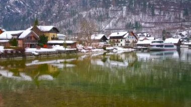 Hallstatt, Avusturya - 21 Şubat 2019: Hallstatter see (göl) kış dolgugelen şehir konut ve Alp manzara Panorama, Şubat 21 Hallstatt