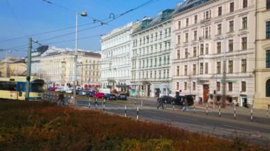 Viyana, Avusturya - 18 Şubat 2019: Klasik yapılarla kaplı, Resselpark boyunca vintage mavi-beyaz tramvay sürmek ve işlek cadde, 18 Şubat'ta Viyana'da.