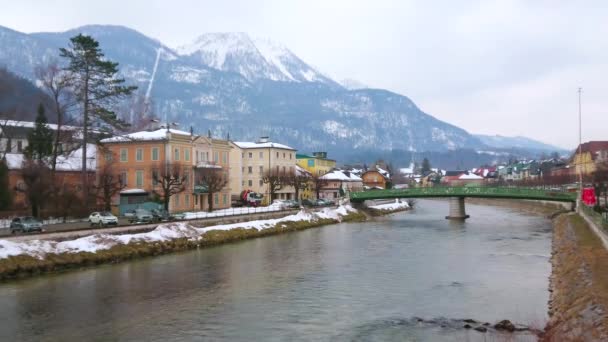 Bad Ischl 奥地利 2019年2月20日 穿过特劳恩河 欣赏2月20日在巴德伊施尔 Bad Ischl 历史悠久的联排别墅 别墅和伊丽莎白桥的美景 — 图库视频影像