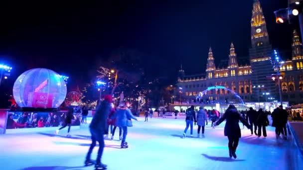 オーストリア ウィーン 2019年2月18日 ウィーンで2月18日 明るく照らされた市庁舎 Rathaus の前の混雑したアイススケートリンク — ストック動画
