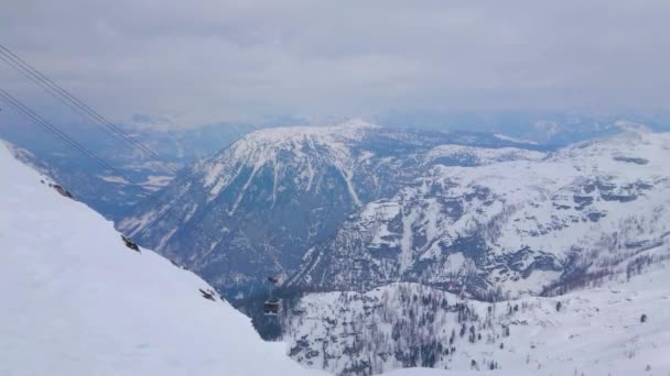 Obertraun Austria Febrero 2019 Teleférico Dachstein Krippenstein Sube Por Empinada — Vídeo de stock