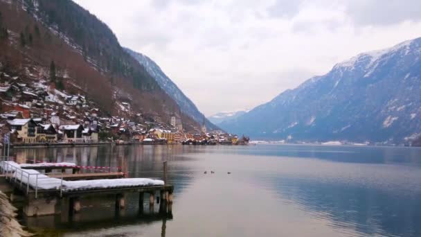 Hallstatt Vackraste Städerna Salzkammergut Regionen Ligger Stranden Hallstattersee Sjö Och — Stockvideo