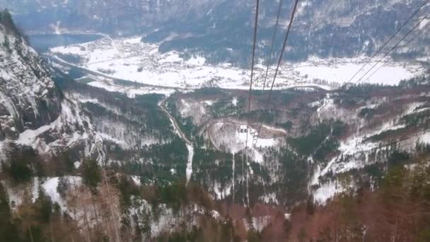 Ascenseur Aérien Qui Descend Pente Abrupte Mont Krippenstein Surplombe Vallée — Video