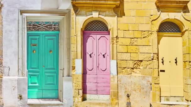 マルタとゴゾ諸島の町や村で見つかった彫刻の詳細と異なるノブノッカーやドアハンドルを持つヴィンテージ木製のドアのコンパイル — ストック動画