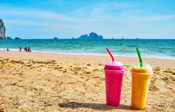 Świeże soki owocowe na plaży, Ao Nang, Krabi, Tajlandia — Zdjęcie stockowe