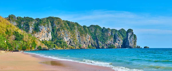 Panorama da praia Ao Nang, Krabi, Tailândia — Fotografia de Stock