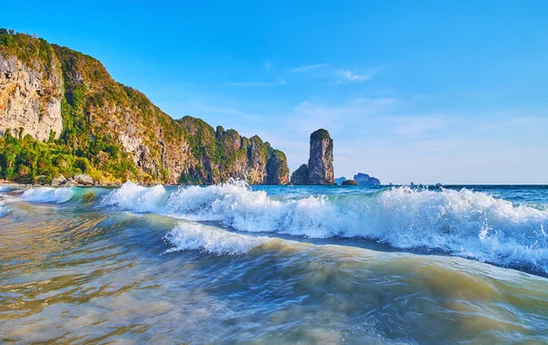 Choppy Tidal waves on Monkey Beach, Ao Nang, Krabi, Thailand — Stockfoto