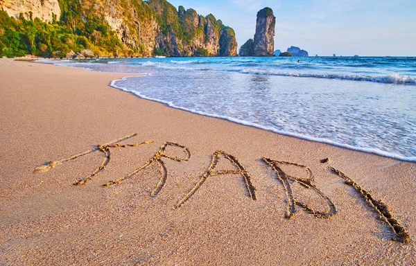 Inscrição na tidelina da praia do macaco, Ao Nang, Krabi, Thaila — Fotografia de Stock