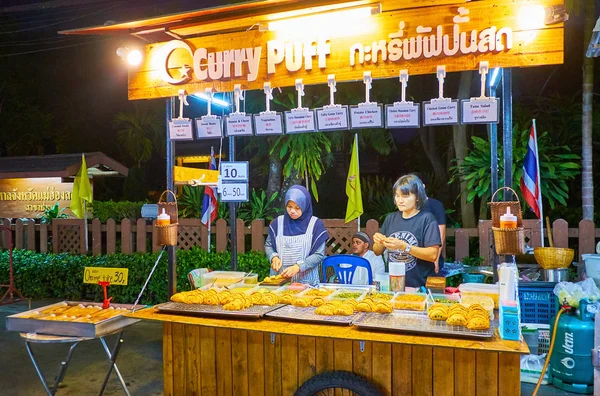 Καλάθι τροφίμων στη νυχτερινή αγορά, Πάι, Ταϊλάνδη — Φωτογραφία Αρχείου