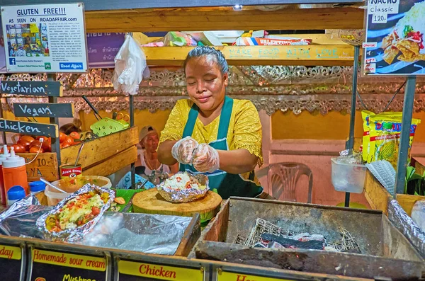 Μαγείρεμα ψητή πατάτα στη νυχτερινή αγορά της Πάι, Ταϊλάνδη — Φωτογραφία Αρχείου
