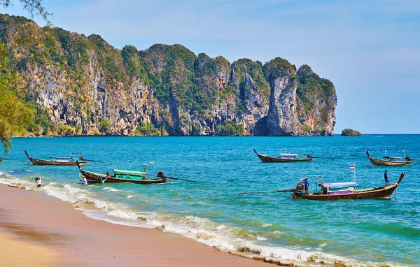 Traditionele boten in Ao Nang Coast, Krabi, Thailand — Stockfoto