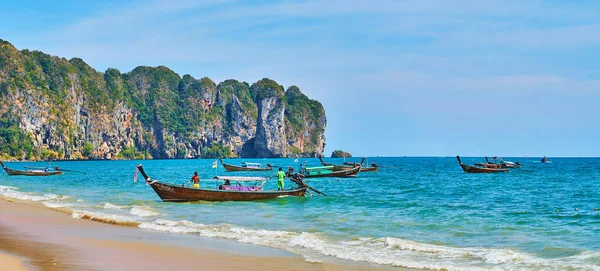 Panorama van Ao Nang Coast met longtail Boats, Krabi, Thailand — Stockfoto