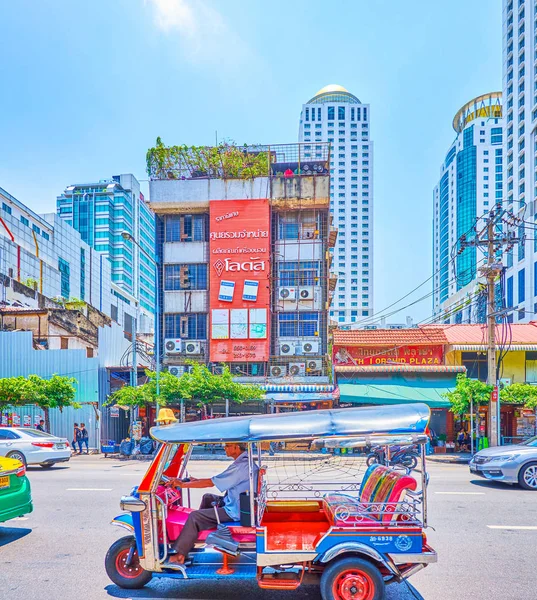 El tuk-tuk en la moderna Bangkok, Tailandia — Foto de Stock