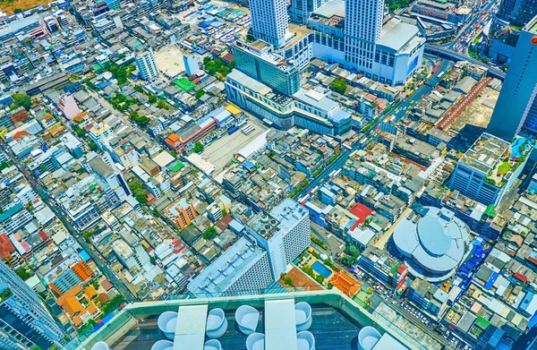 Baiyoke Towe'un tepesindeki restoranın açık terası