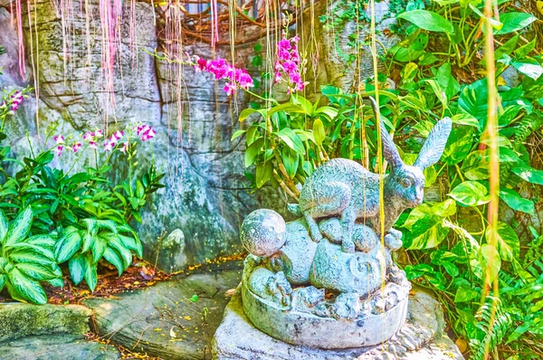 Ther small sculpture in Golden Mount Temple 's garden, Bangkok, T — стоковое фото