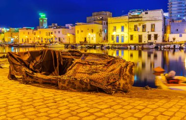 Eski balıkçı teknesi ile akşam şehir manzarası, Bizerte, Tunus