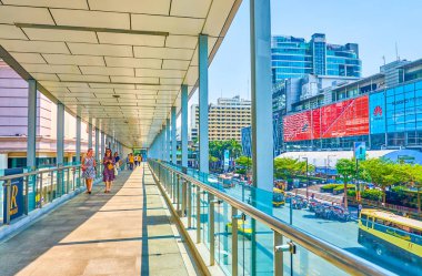 Yoğun yolun üzerindeki kapalı köprü, Bangkok, Tayland