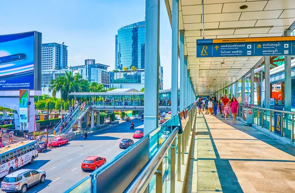 Bangkok, Tayland modern alışveriş alanında kapalı skywalk