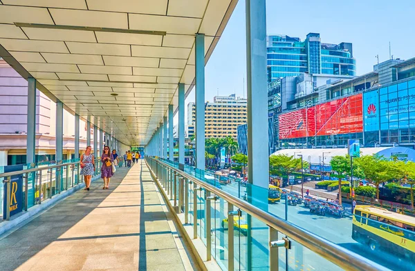 Yoğun yolun üzerindeki kapalı köprü, Bangkok, Tayland