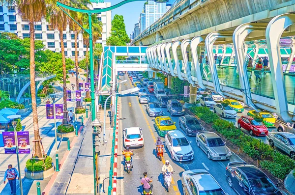 El moderno skywalk sobre la concurrida carretera Ratchaprasong, Bangkok, T — Foto de Stock