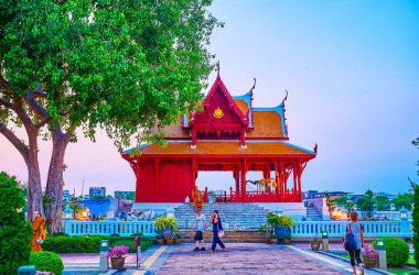 Bangkok, Tayland şehir parkında ahşap pavyon