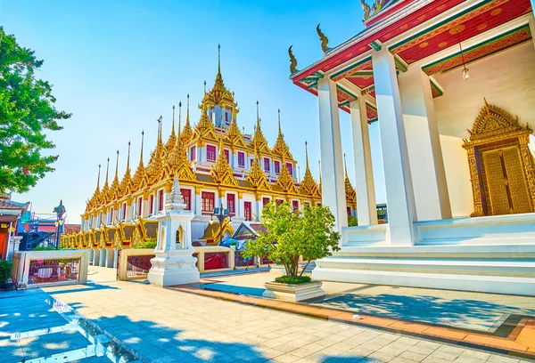 El templo de Loha Prasat en el complejo Wat Ratchanatdaram, Bangkok , — Foto de Stock