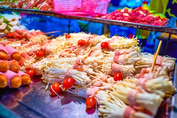 Makanan ringan dengan jamur, jalan Khaosan, Bangkok, Thailand — Stok Foto