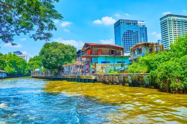 Khlong kıyısında eski tomber evleri, Bangkok, Tayland