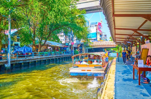 El barco en el muelle de Saen Saep Khlong (canal), Bangkok, Thail —  Fotos de Stock