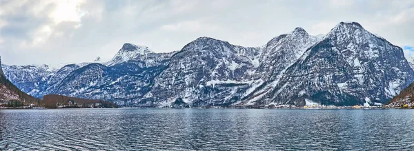 Panorama över sjön Hallstattersee och Dachstein-Alperna, Salzkammerg — Stockfoto