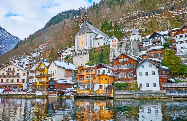 A cidade na encosta da montanha, Hallstatt, Salzkammergut, Austri — Fotografia de Stock