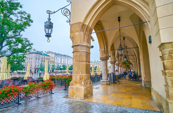 Die Arkaden der Tuchhalle (Sukiennice) in Krakau, Polen — Stockfoto