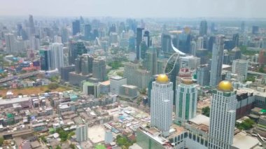 Bangkok, Tayland - 24 Nisan 2019: Bangkok'ta 24 Nisan'da modern şehrin eşsiz yüzünü yaratan, fütüristik tasarıma sahip çok sayıda gökdelene sahip iş bölgesipanoraması