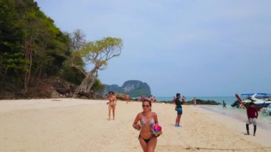 Ao Nang, Tayland - 27 Nisan 2019: Turistler rahatlar, yüzer ve Ko Mai Phai (Bambu Adası) kumlu plajında fotoğraf yapmak, Nisan'da 27 Ao Nang