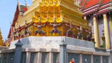 Bangkok, Tayland - 12 Mayıs 2019: Zengin dekore maymunlar ve şeytanlar tarafından desteklenen altın stupa, Grand Palace Kraliyet Panteonu önünde bekçi, Bangkok 12 Mayıs'ta