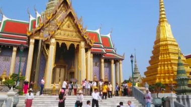 Bangkok, Tayland - 12 Mayıs 2019: Palapara, yaldız, oyma, ayna desen, sütunlar, pyathat çatı ve altın stupa ile Grand Palace Kraliyet Panteonu çarpıcı cephe, Bangkok 12 Mayıs'ta